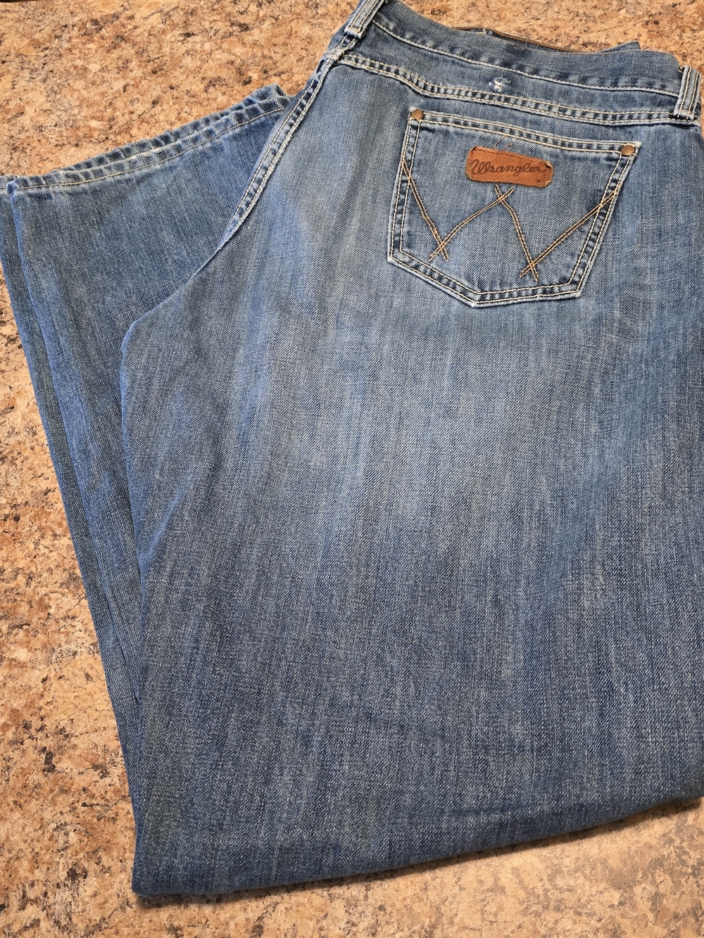 Wrangler Men’s Medium Blue Relaxed Jeans